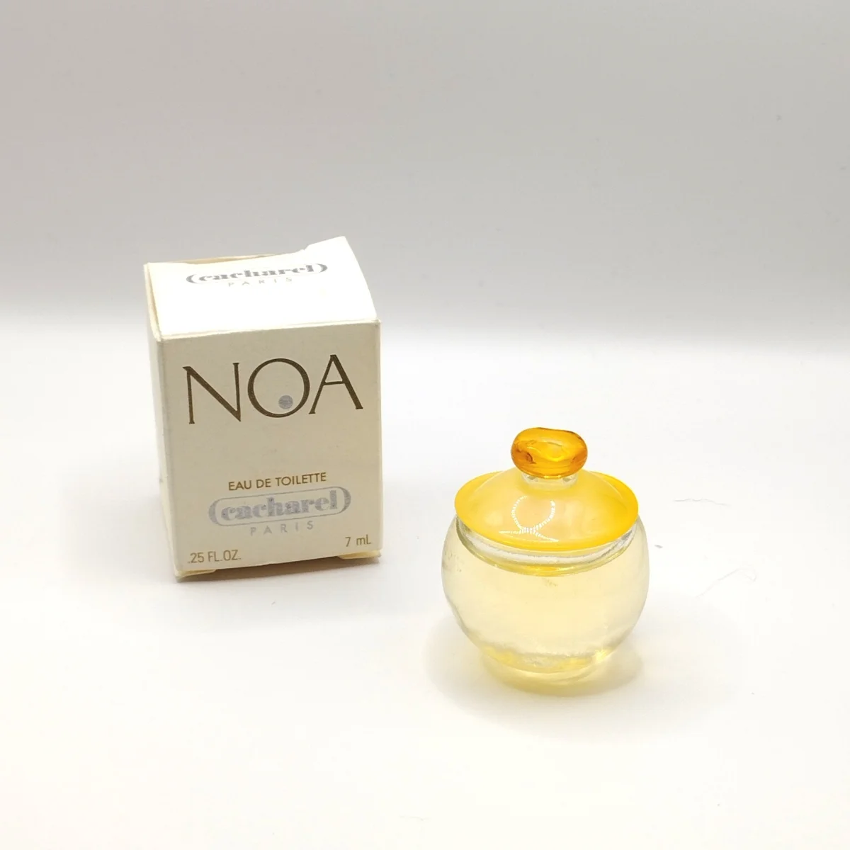 Miniature parfum Cacharel “Noa” - Vins Rouges Harmonieux pour Chaque Occasion Bouteille de vin miniature au meilleur prix quantité 18, 7 cl rouge