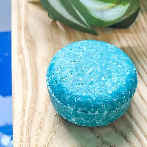 Shampoing pressé – Hibiscus & bleuet – Savonnerie Bon Bain - ​Boulangerie-Pâtisserie | Pain au Levain & savons Viennoiseries