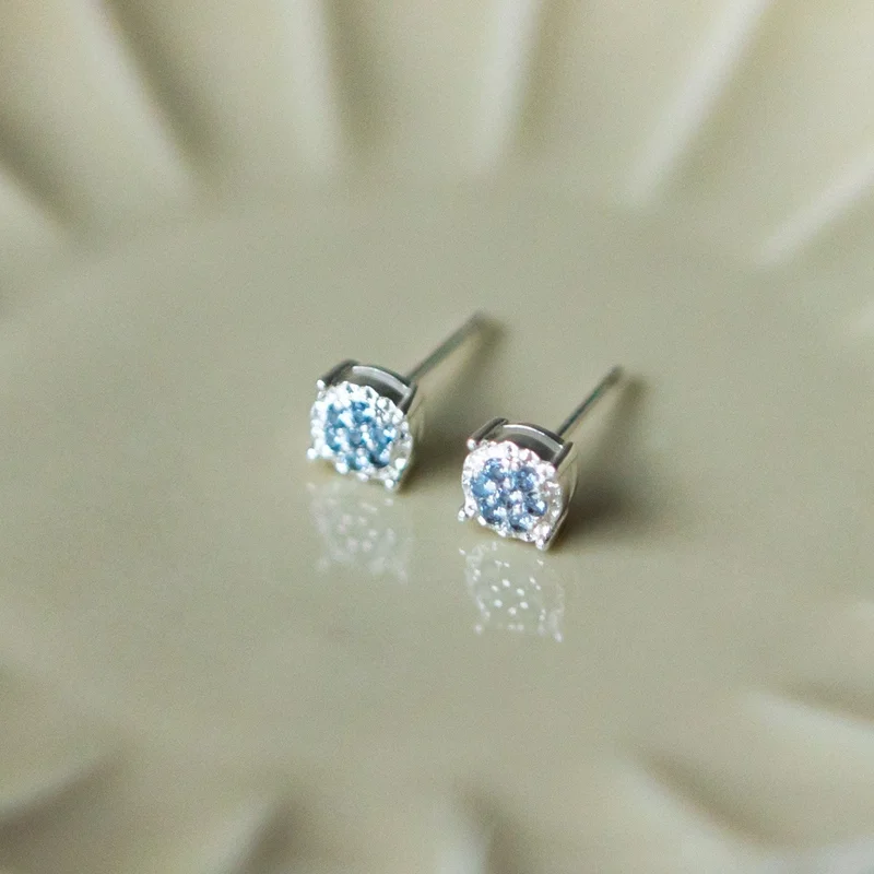 Bedazzle Studs Sky Blue Saldi Straordinari Offerte Speciali Disponibili Adesso