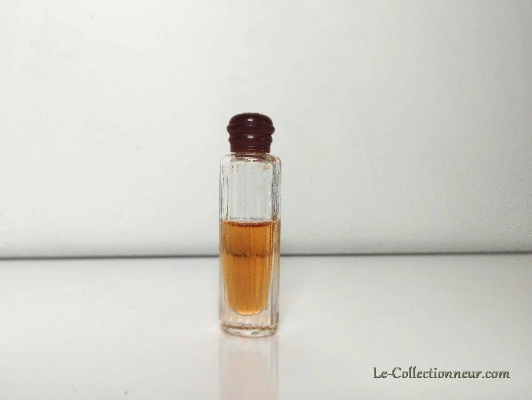 Miniature de parfum “Society” by Burberry - Vins Rouges Harmonieux pour Chaque Occasion Coffret de 4 miniatures de parfum Is Love Again Saint Laurent - Miniatures  de parfum