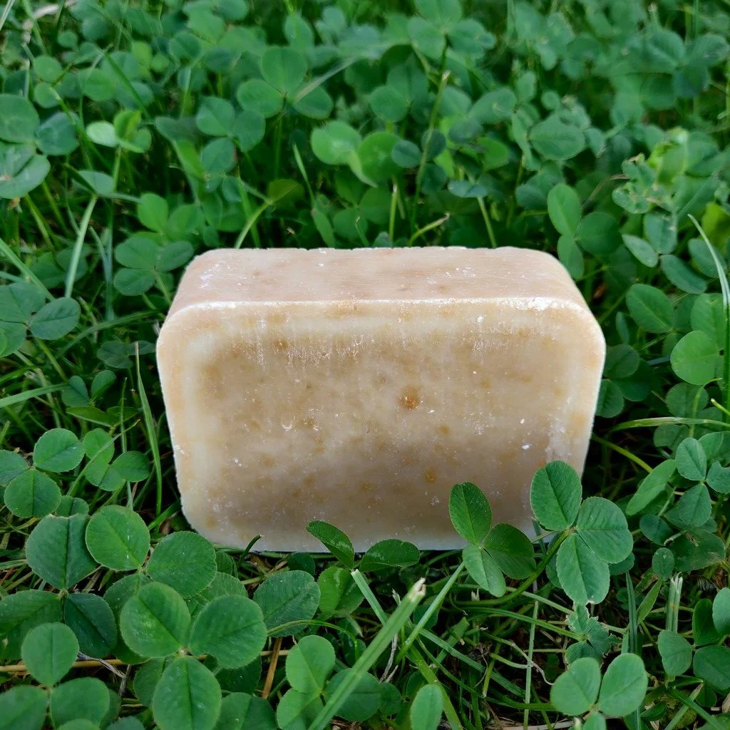 Savon Miel & Cire de Normandie 125g - Vins Rouges Harmonieux pour Chaque Occasion griotte