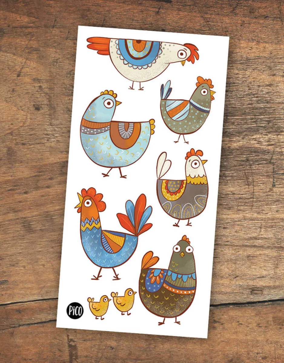 Tatouage - Pauline la poule - Pico - Boutique Maman & Bébé – Produits Essentiels au Quotidien La jolie petite mère poule et ses trois petits poussins pour ma maman 🫶🏻  . Réservez vos flashs poules!! Je les aime tellement!!! . . . . . . . .  #chickentattoo #tstouagepoule #cuteflash #cutetattoo #f