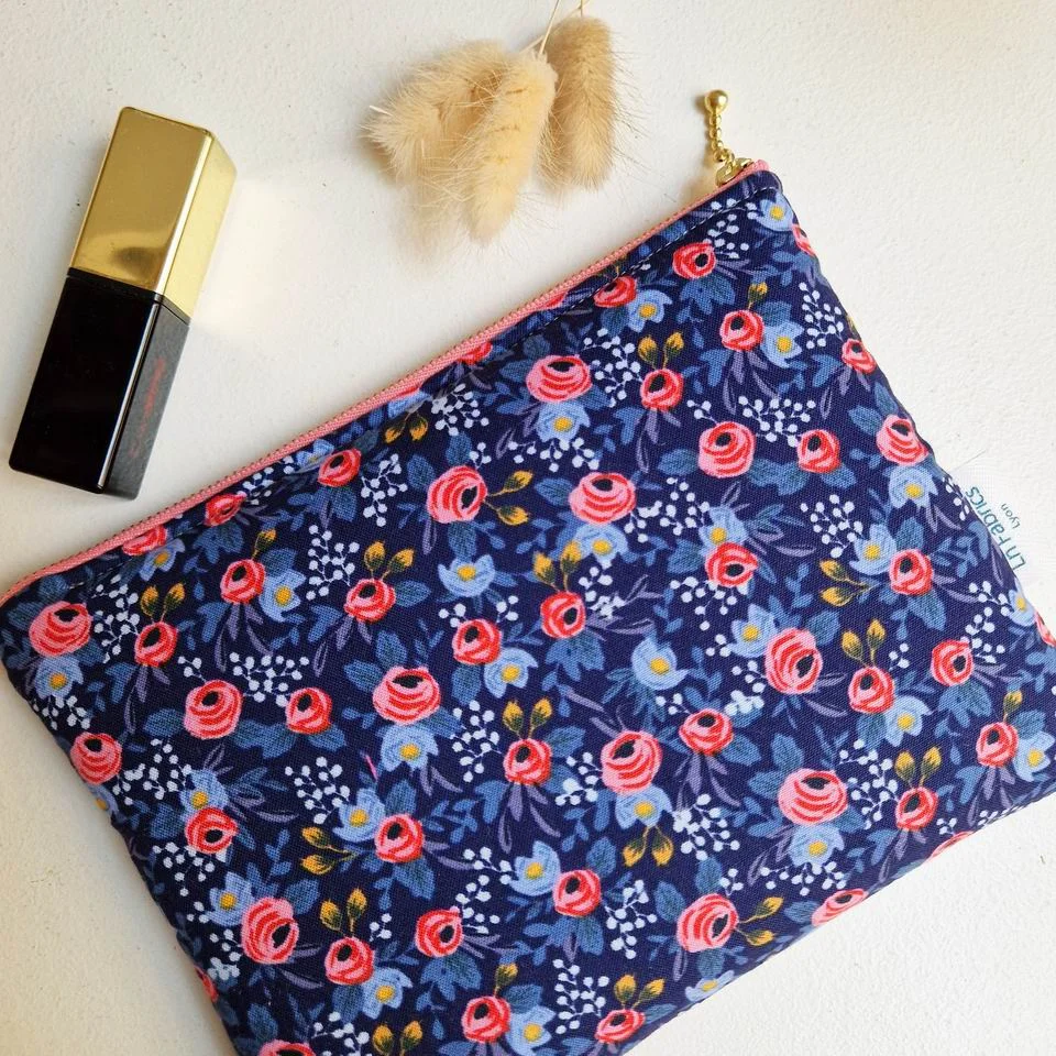 Pochette Tissu Rifle Paper Co Fleurs Mini Bleu Violet Rose - Édition Limitée – L’Art de la Table Française en Promotion ! - {'count': 1, 'name': 'Matériel'}