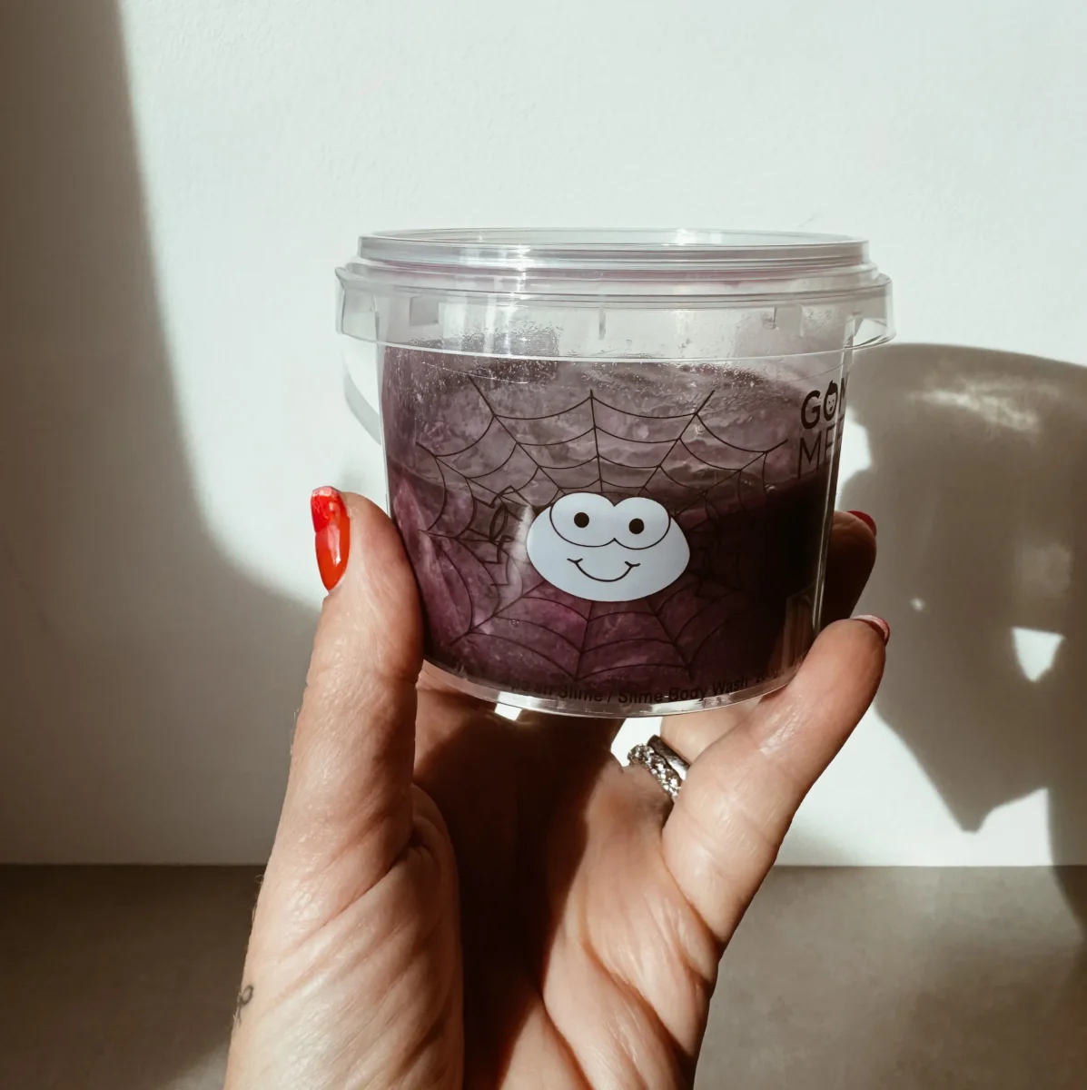 Gom-Mee - Slime Nettoyante pour le Corps - Rhume d'Araignée + Vers Gluants||Gom-Mee - Slime Body Wash - Spider Cold + Slimy Worm - Boutique Bébé en Ligne : Soins, Jouets et Articles Maison - {'count': 1, 'name': 'Surprise'}