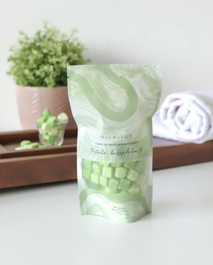 Cubes de bain effervescents – Pistache & Beurre de karité – Moi d’abord - ​Boulangerie-Pâtisserie | Pain au Levain & Viennoiseries​ PAIN CANNEBERGES ET PISTACHE DU MOIS DE JANVIER - Maison Kayser